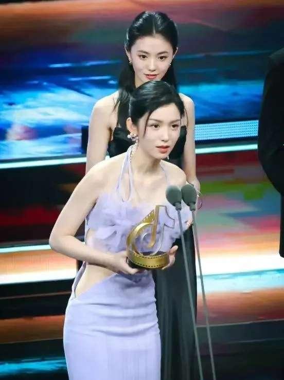 正常人都能看出来，谁更漂亮吧？
