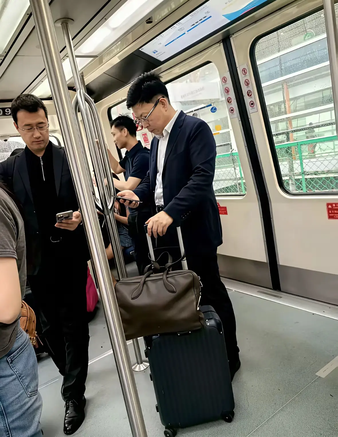 出门遇到了余承东，怎么办？
