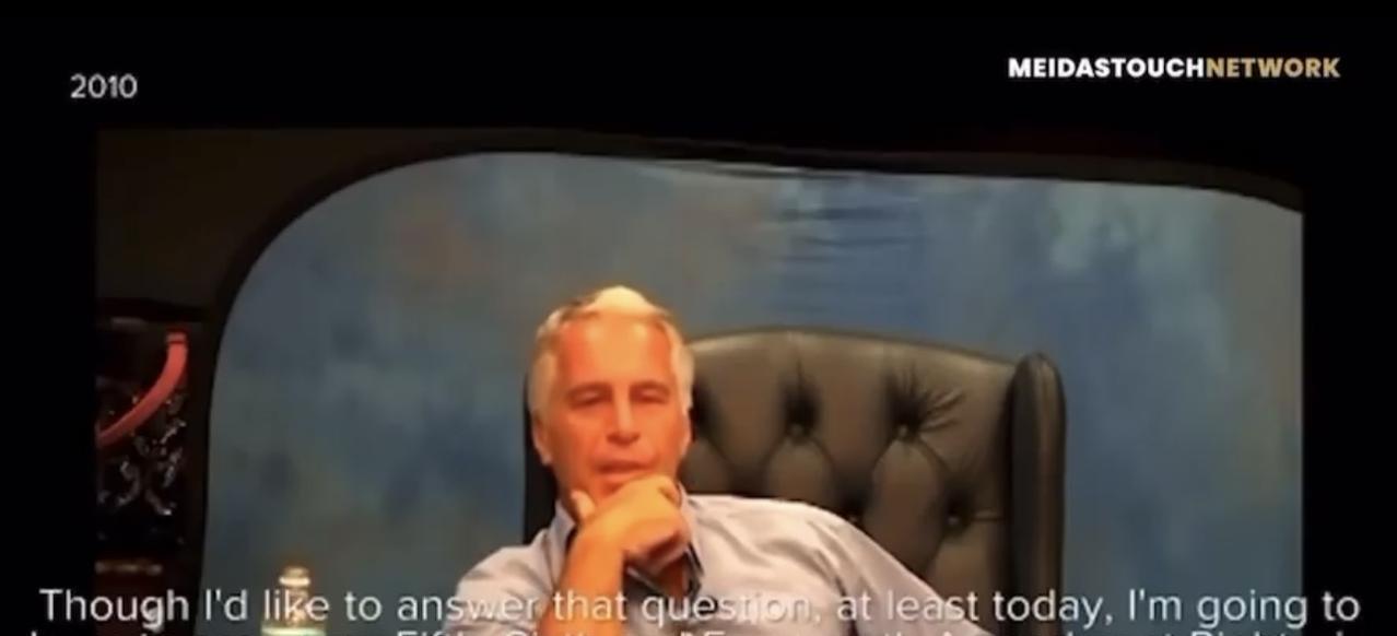 问：“你是否曾经和唐纳德.特朗普有私人关系？”
爱泼斯坦：“什么算私人关系？”