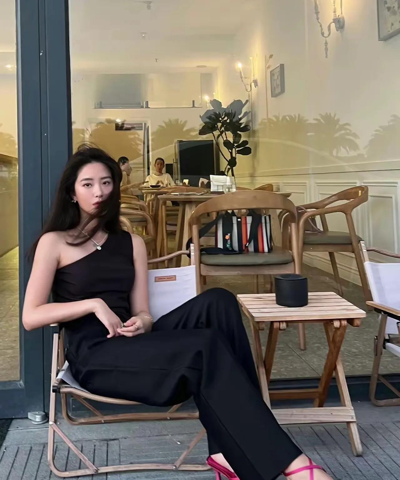 杨采钰的大脚丫，穿这鞋累不累啊？
杨采钰身材窈窕，气质典雅，落落大方，是一位妥妥