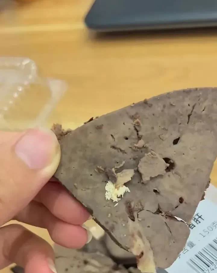 山东，一名女子在网上买了些猪肝，收到货后，她就立马拆开了包装准备尝尝，可她却发现