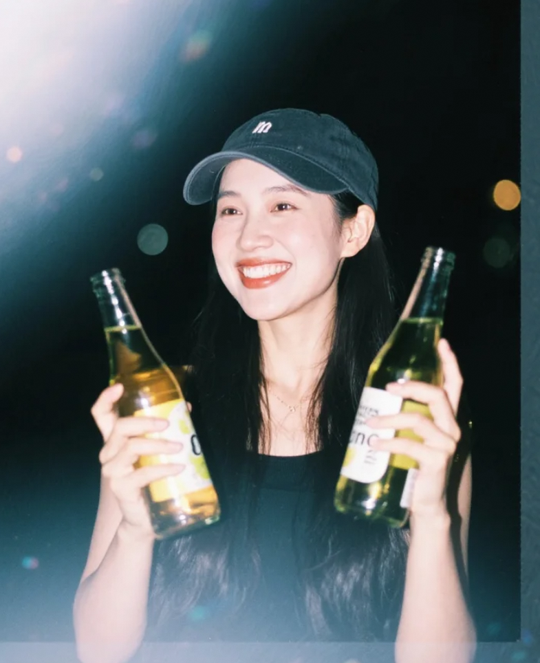 她的笑容比酒更醉人，一眼就入心。