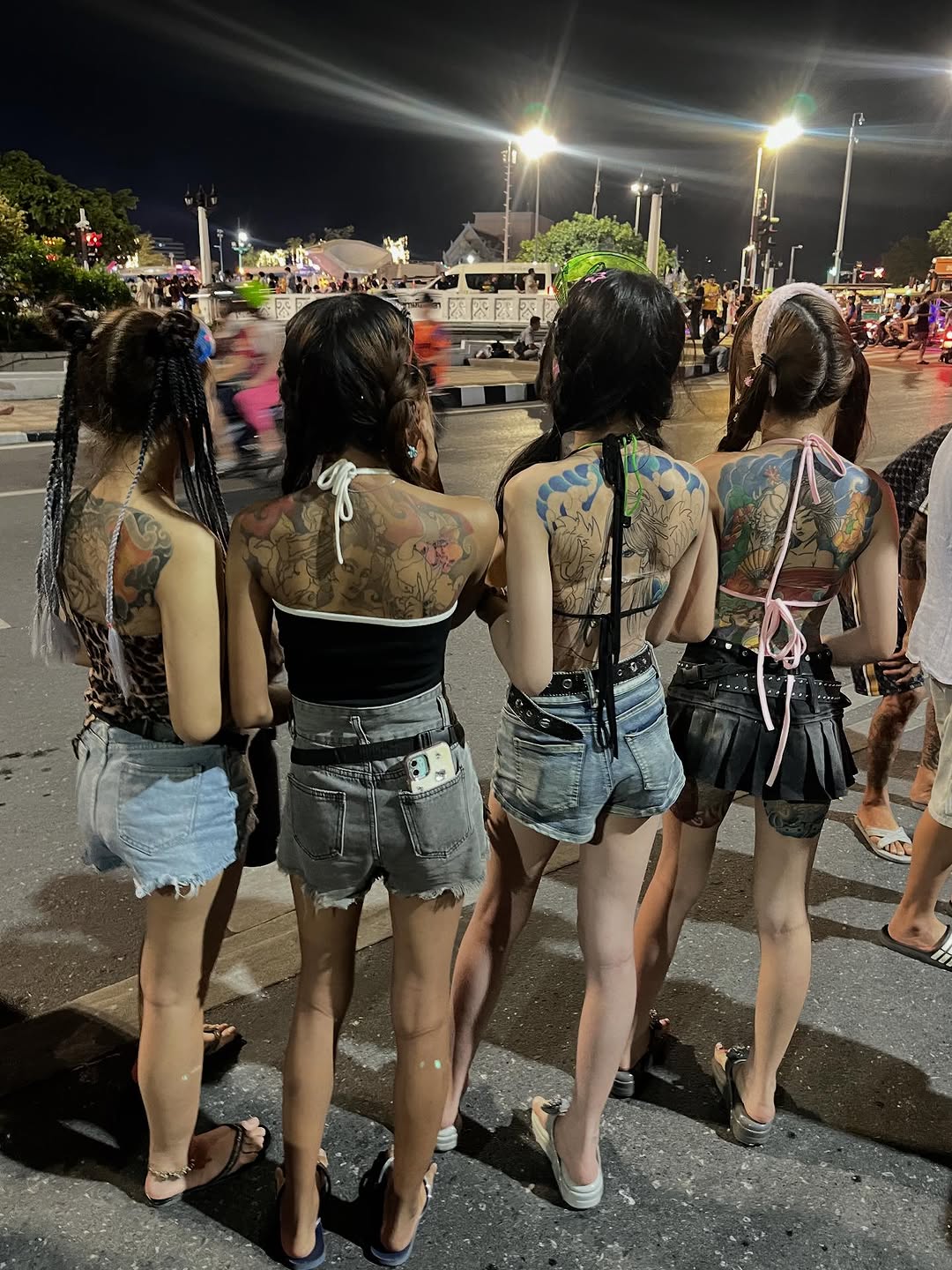 我们四个站到你面前你发触吗？