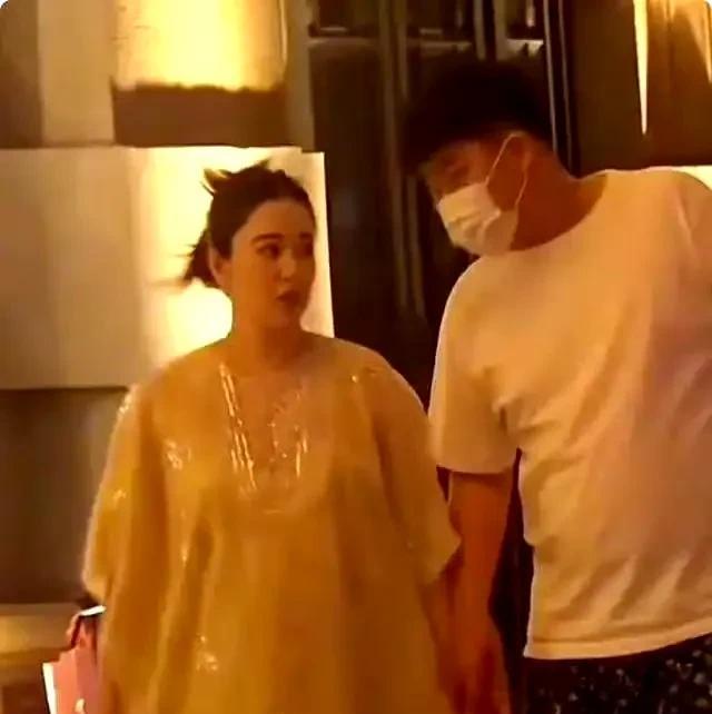 谁说内娱女明星怀后就得追求“白幼瘦”？阚清子实力打破常规！
当她120斤孕肚亮相