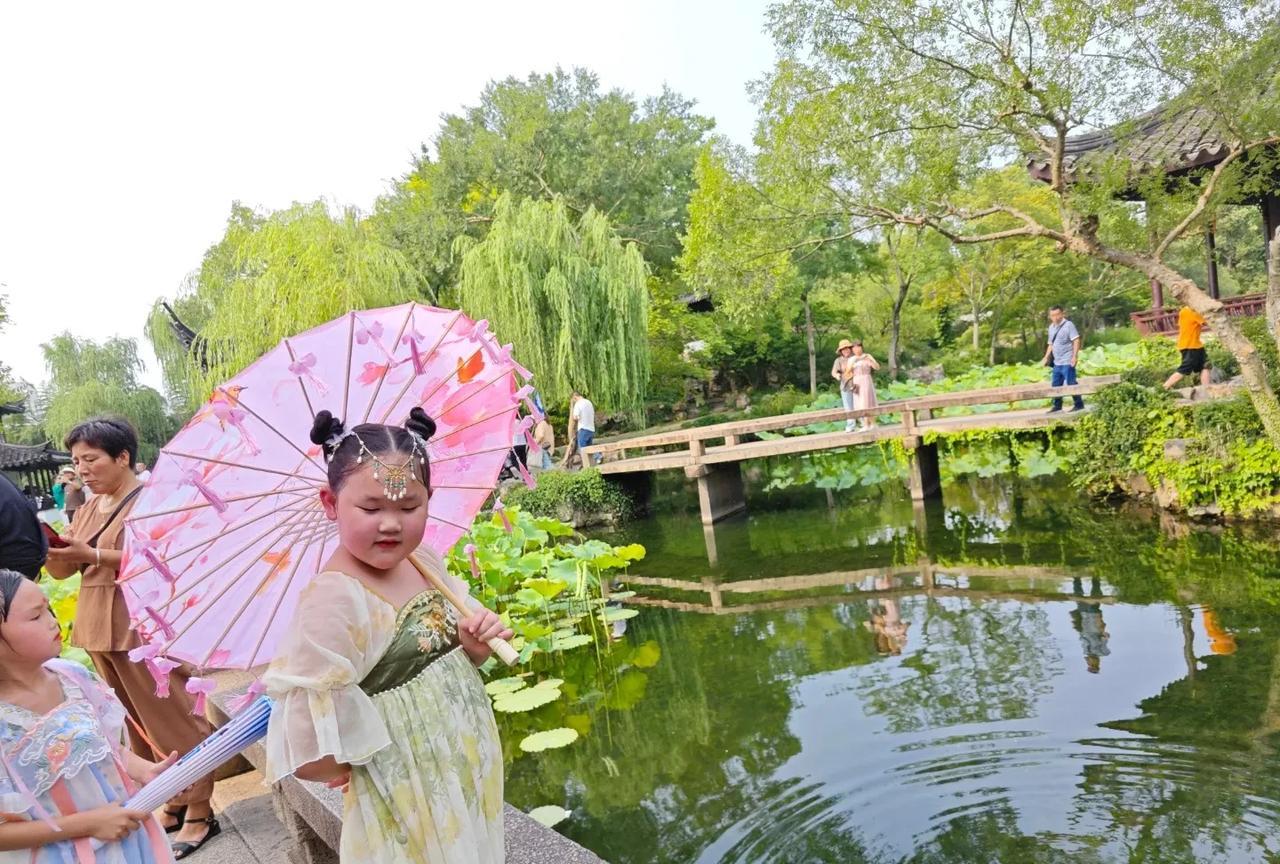 不怕大家笑话，我这个所谓的大学女老师，活到48岁，没坐过飞机，没出过国！
我跟丈