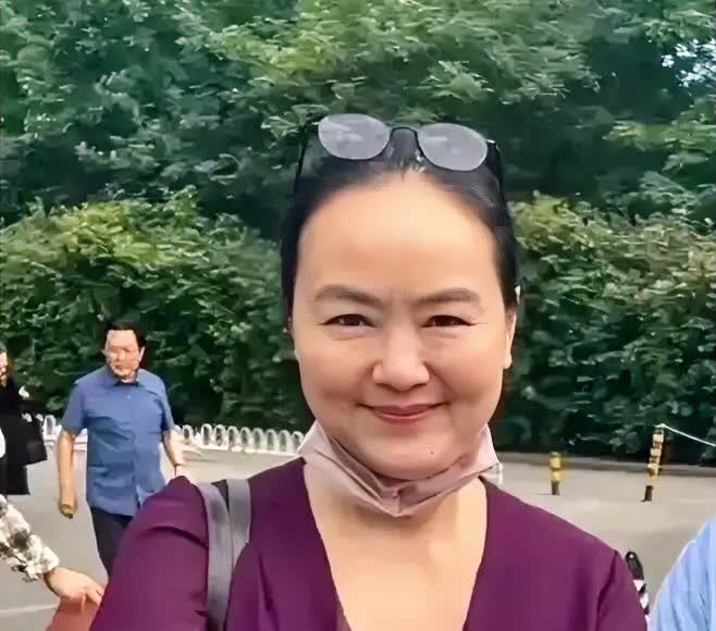 主持人孙小梅成孙大妈，58岁发福认不出！巅峰时期隐退幕后，嫁给小2岁哈佛大学海归