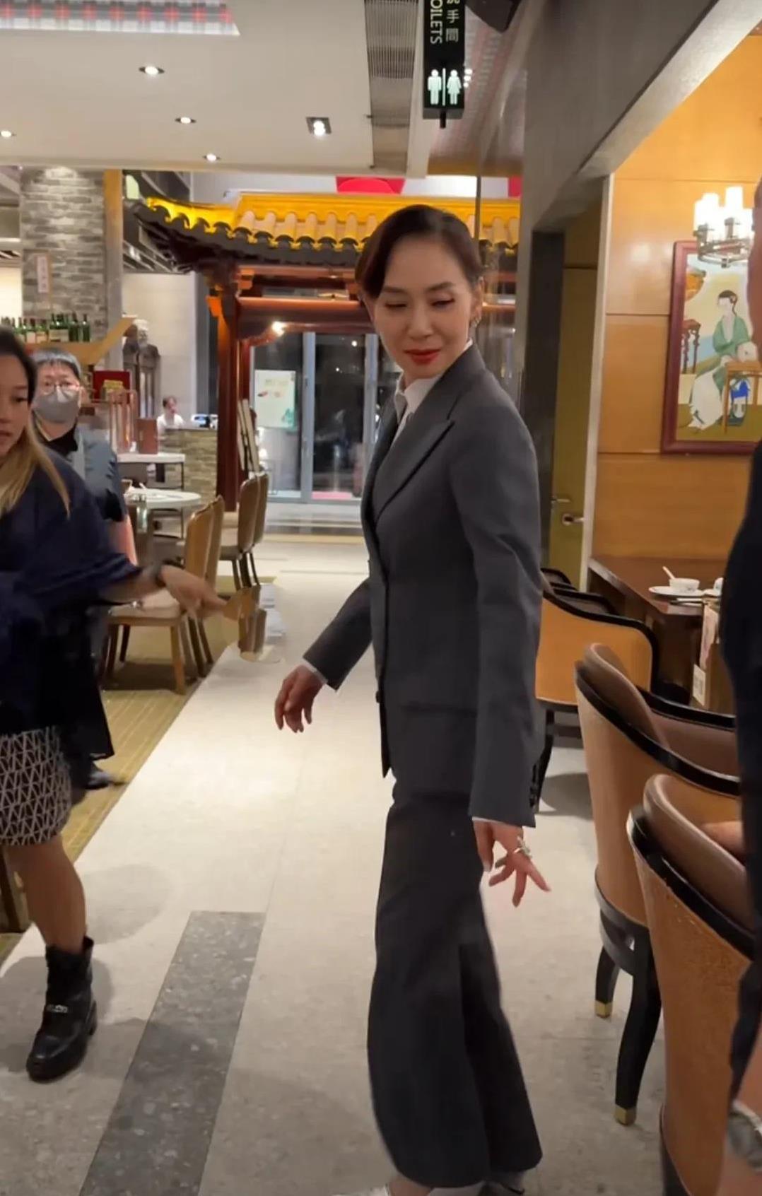 近日现身酒店的港姐邝美云被粉丝偶遇，她还是那样的漂亮，气质优雅，整个人如兰一样的