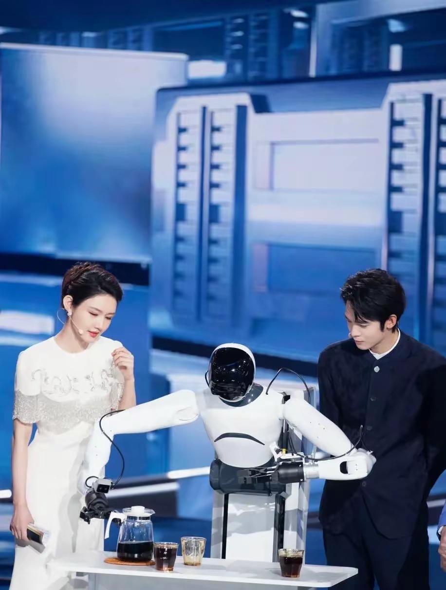 7月27日，龙洋在社交平台分享了一组参与机器人盛会的美照，瞬间吸引众人目光。照片
