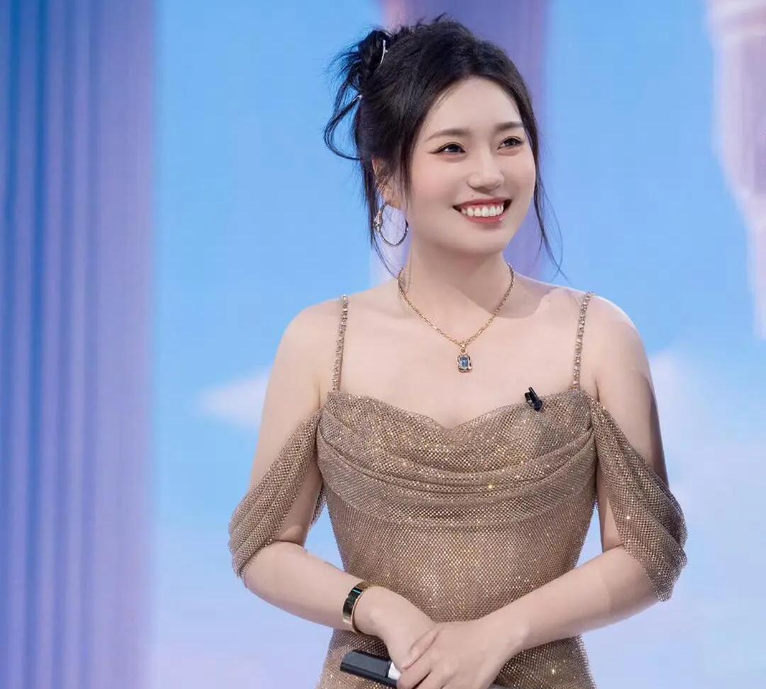 大鹏：当初拍《长安的荔枝》时，就想让李雪琴演杨贵妃。
李雪琴立马接话：你说说，你