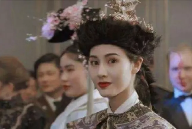 1990年的跨年夜，李嘉诚偷偷带着李嘉欣回家共度良宵，没想到他的妻子庄月明突然猝
