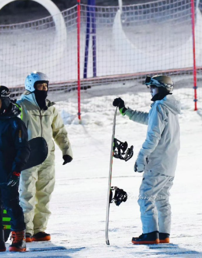 半个娱乐圈滑雪团建也太快乐了！雪场偶遇一众明星，滑雪技术有专业有可爱，颜值和实力