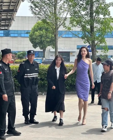 终于知道郭富城为啥当年不娶熊黛林了，本人个子太高像个巨人一样太大只了，身高只有1