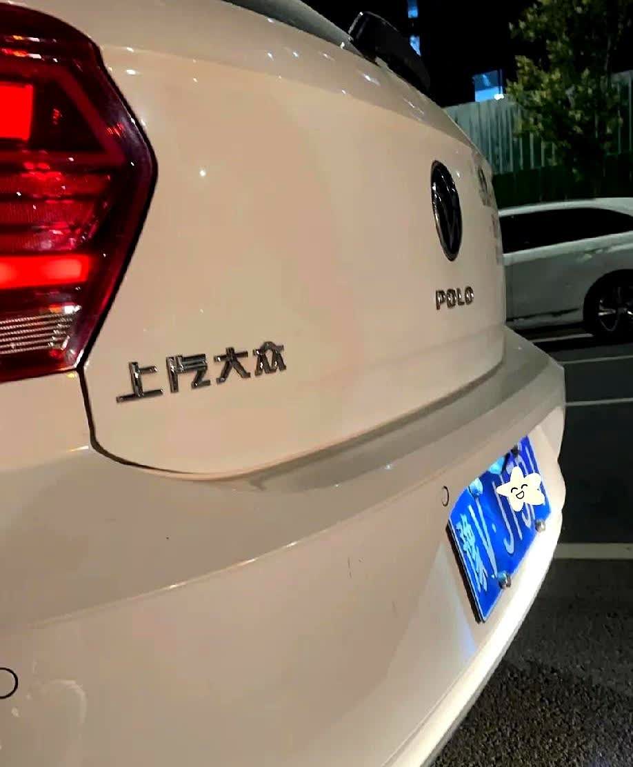 晚上被大哥追尾，最初以为撞得严重，张口要2000。

大哥让开路边瞅瞅，我下