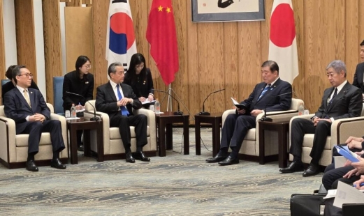 王毅外长前脚刚带着20项共识离开东京，日本渔船后脚就连续四天强闯钓鱼岛，这场中日