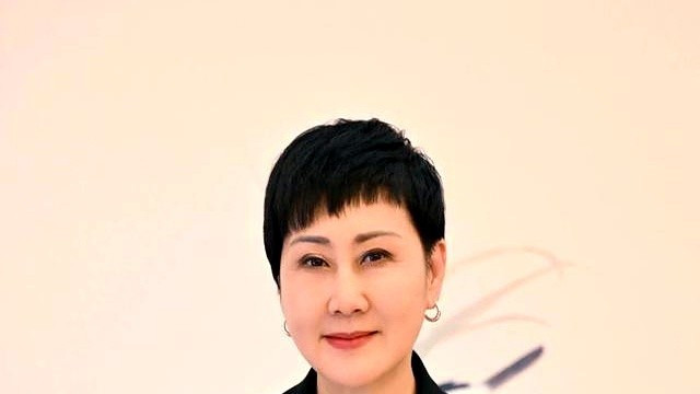凯丽老师又双叒叕和男神们同框了！这次两会合影，捕捉到野生靳东