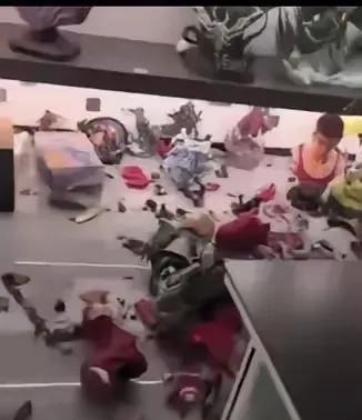 网友们都无语了。
女友要男子给她买奢侈品包包，被男子拒绝了，回到家把男子珍藏很久