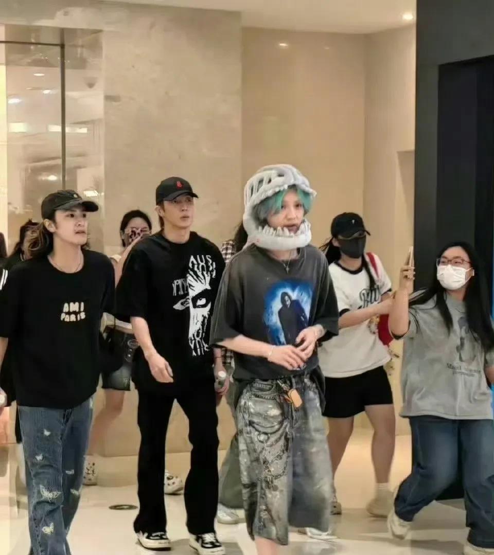 鹿晗果然变了，一点没有偶像包袱，如今他就做自己，为了宣传自己的演唱会，戴着恐龙头