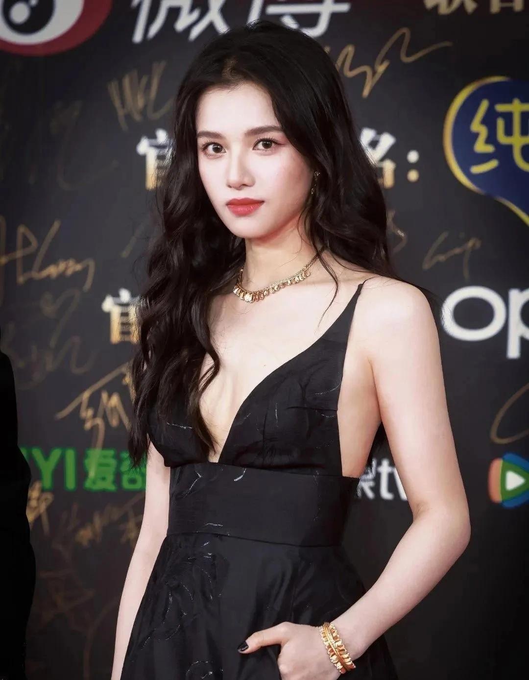 张婧仪这身黑色吊带裙也太美了吧。