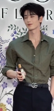 张凌赫身上有一种坚韧感，加上他天然骨相简直是优秀范本，建模脸般的轮廓基础，颅顶饱