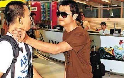 2008年，王菲一家四口去不丹参加完刘嘉玲和梁朝伟的婚礼，刚出机场，就有狗仔怼脸