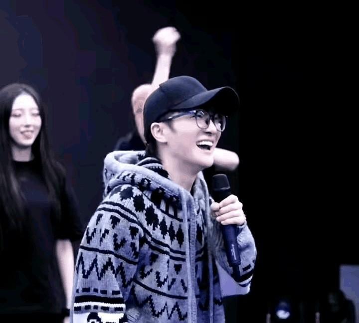 周深这是要集齐体育圈大佬的节奏？
去年北京鸟巢演唱会惊现郎平，今年拉斯维加斯场又