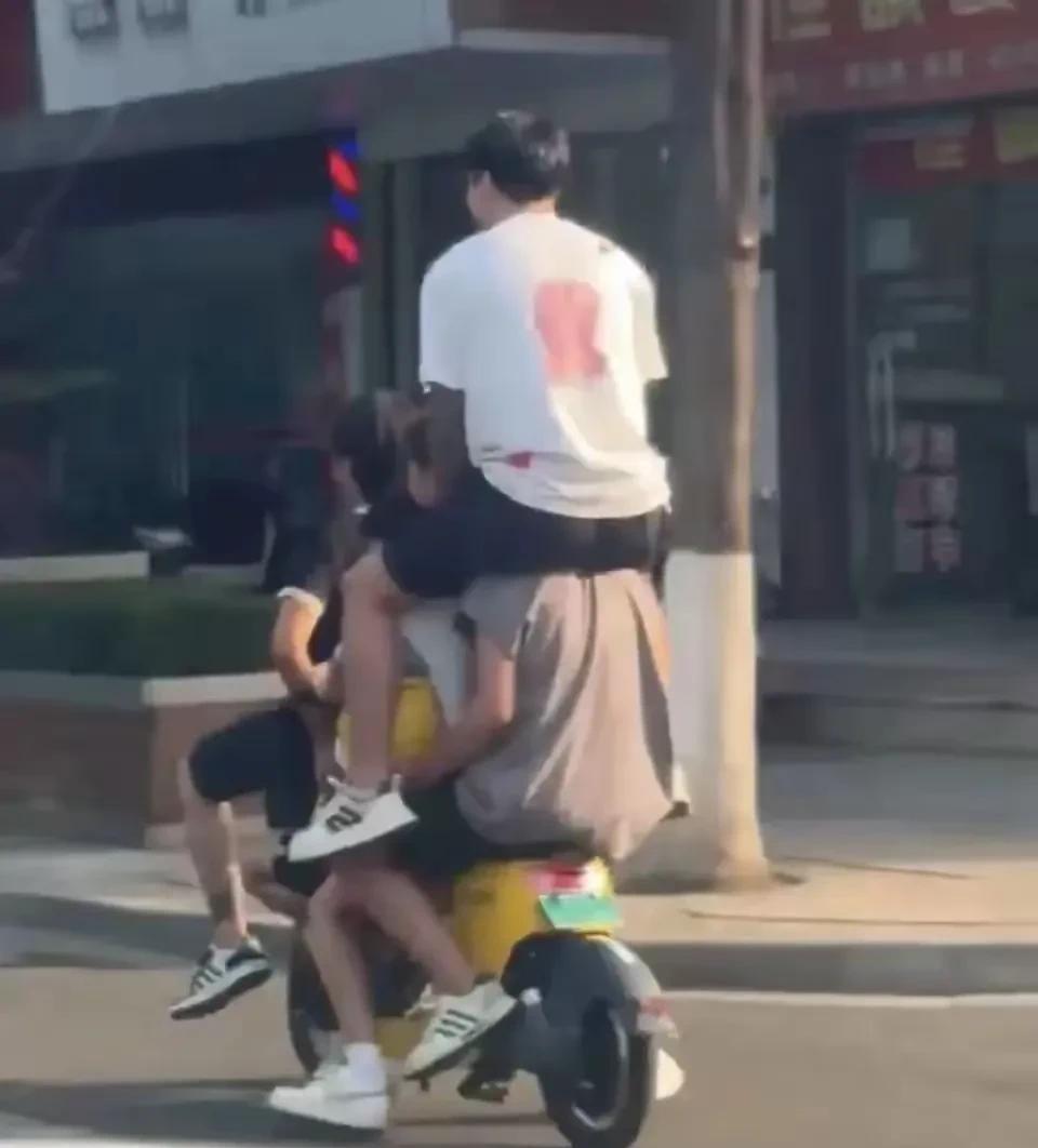 5个人骑一辆共享电单车，通过叠罗汉的形式骑一辆共享单车，行走在马路上真的很拉风，