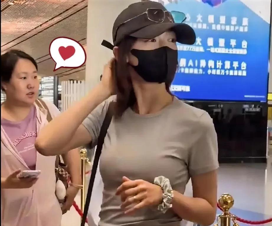 吴谨言于2025年5月27日现身北京机场，前往上海参加时尚芭莎年度派对，标志着其