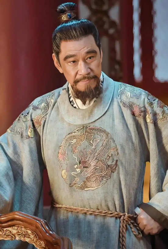 朱棣起兵的时候只有800府兵，收服北平之后也只有三万多军队，跑到大宁骗来了宁王朱