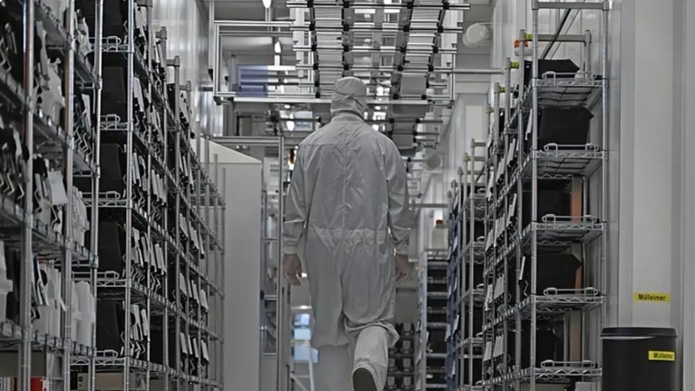 荷兰对中企下达全球封杀令，冻结资产并接管，中方的回应暗藏杀气