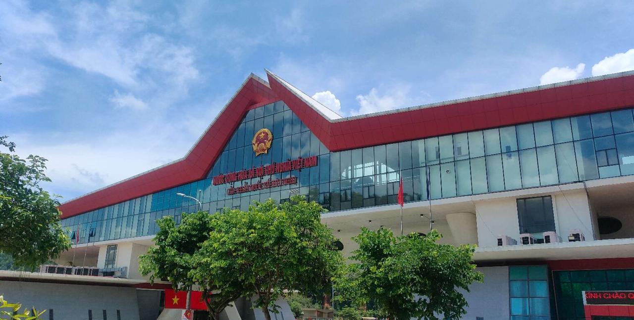 出国门不要相信中国人，
海外第一提防中国人，
网传来越南千万别联系中国人，
我兄