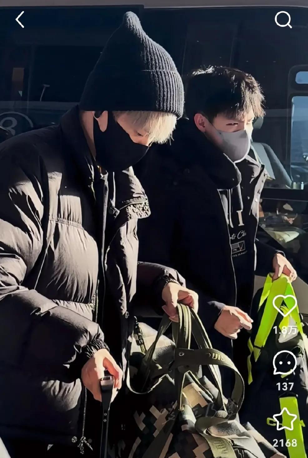 京队这两少爷
潮是真的潮
帅也是真的帅
在龙队身边也是真的开心