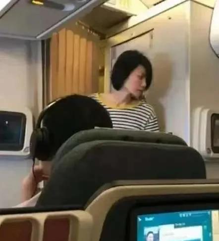 网上把王菲吹得跟天仙似的，所有明星只要到四十五岁，没有美颜滤镜都普普通通，有的还
