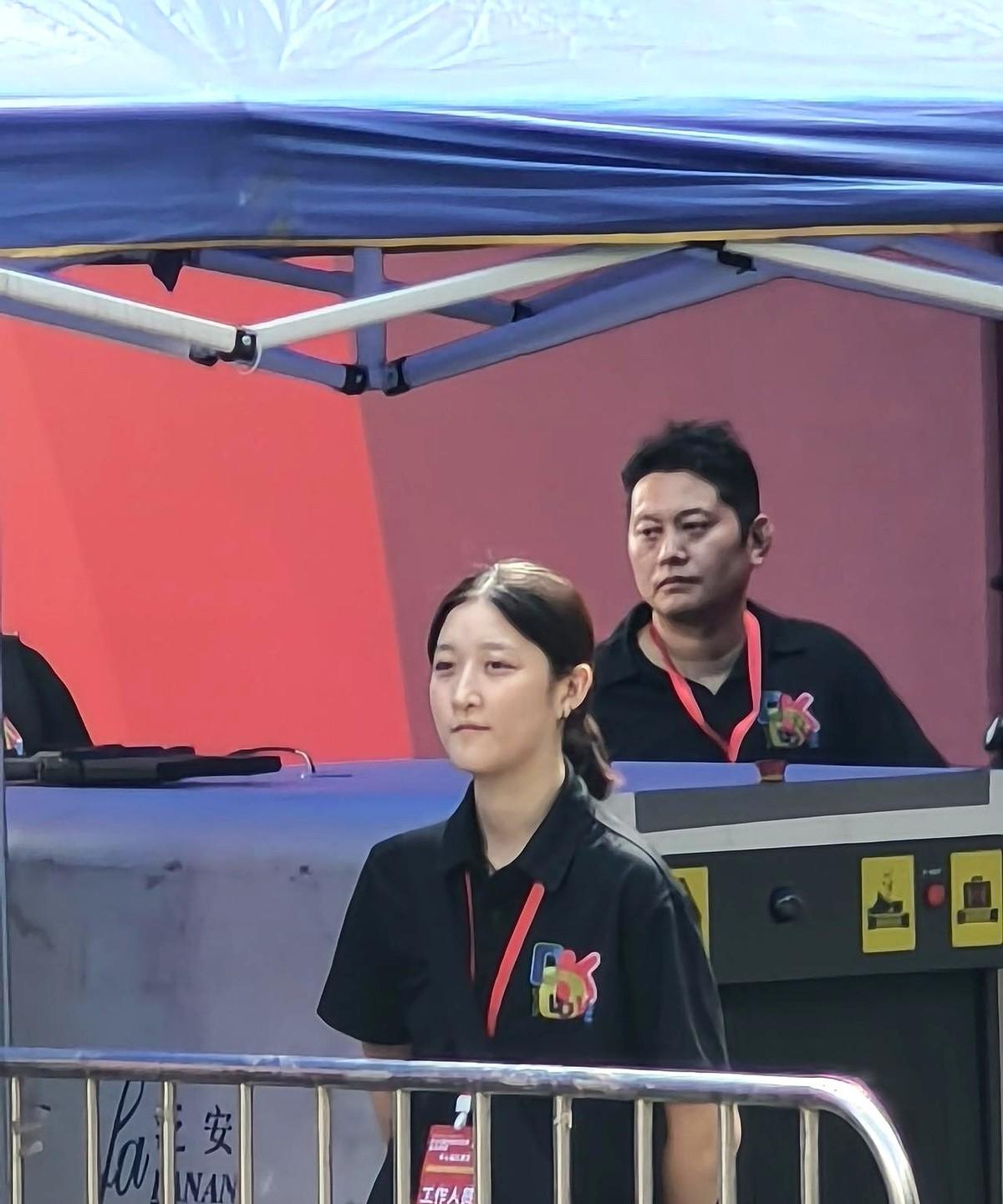 赞助商一走，球队只剩空场
去年还能坐满八千人的看台，如今连两千都凑不齐。
铜梁龙