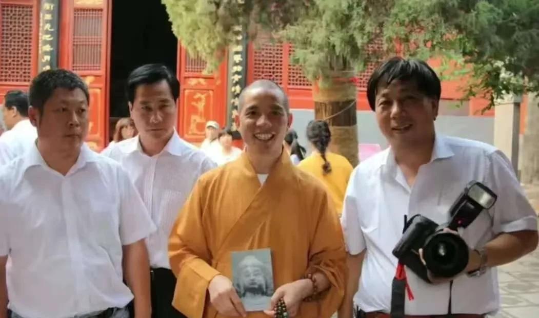 有个预言，新任主持是释印乐亦不能完全胜任，弄不好还不如前任。
相由心生，看此人面