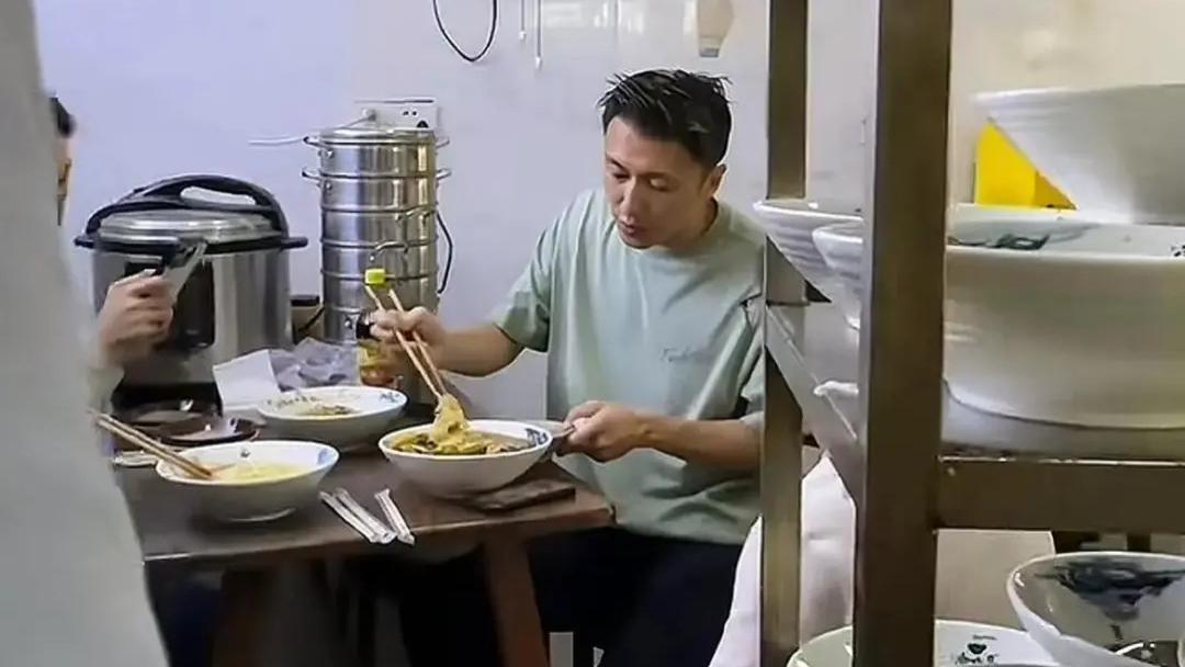 谢霆锋重庆吃路边摊，吃10元小面好接地气，和奶奶合影小动作抢镜