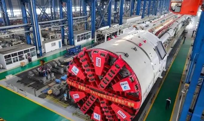 2024年5月1，山东济南重工厂区内，一台足有6层楼高的巨型盾构机缓缓启动刀盘。