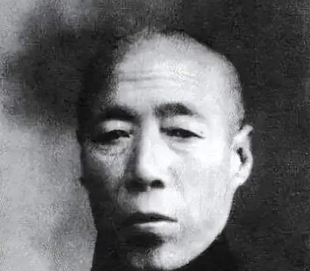 慈禧每次洗澡后，只留李莲英1人伺候。而房间里不时传出喊痛，一位小宫女偷掀帘子，这
