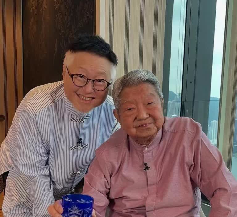 83岁的蔡澜走了
其实一切有迹可循
早在今年3月份，他78岁的弟弟蔡萱于新/