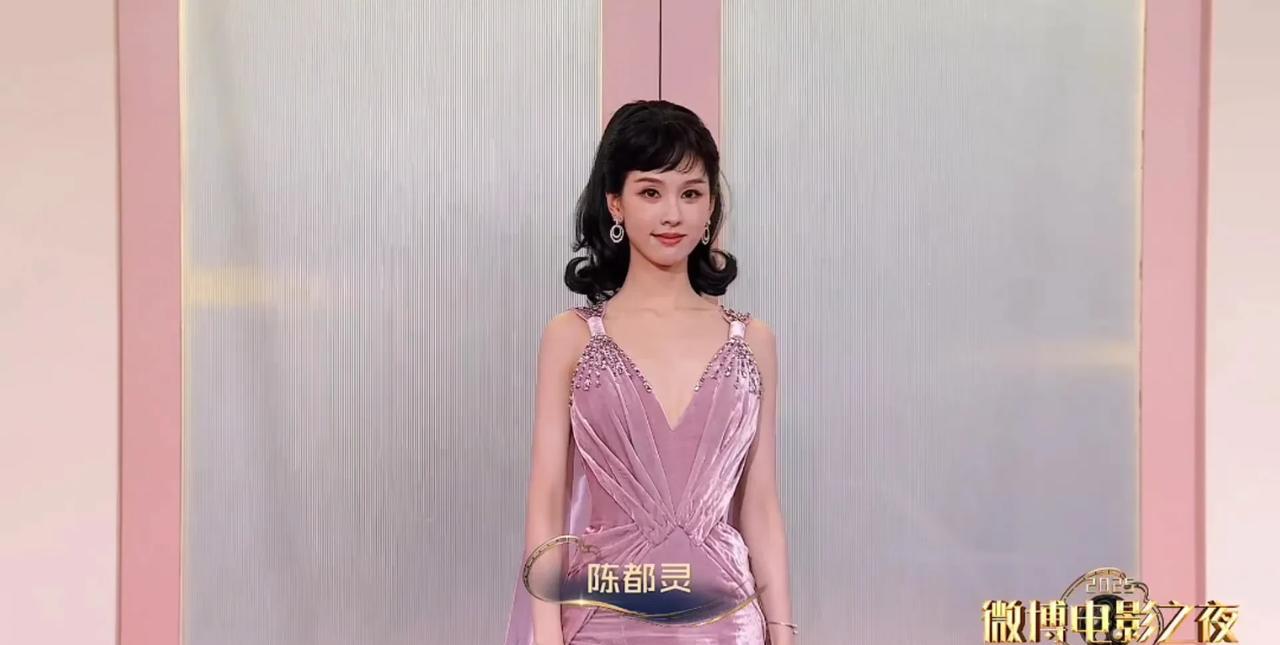 陈都灵好乖，好气质，好美
身材修长，好像没有一丝赘肉
再配上复古的发型和精致的配