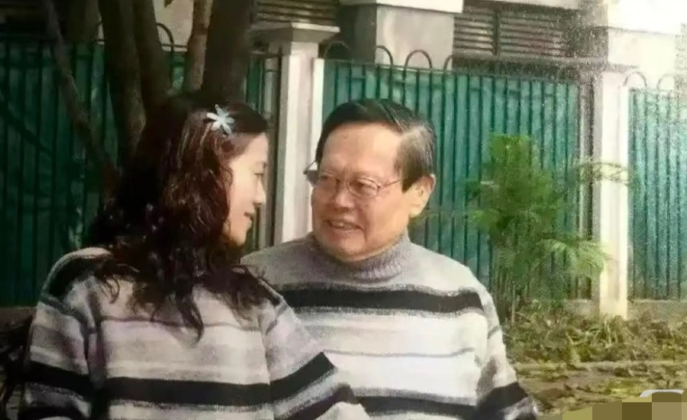 翁帆和杨振宁用21年证明了，真正的爱也可以是灵魂伴侣。

他是她的先生，她是他的