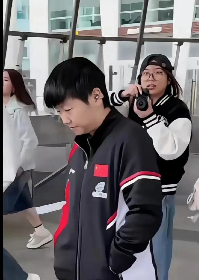 哎呀！佳佳也掺和到跟拍小分队去了！哈哈哈哈！
“瑞典大满贯”莎莎和队医走在街上，