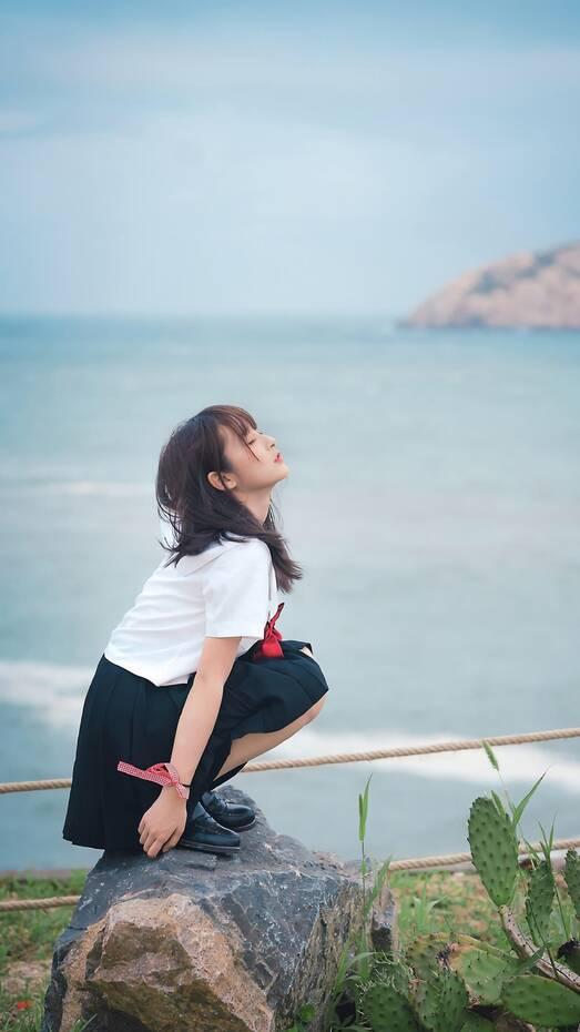 一对夫妻在看相，命算先生对丈夫说：“先生，你命里有两个孩子。”妻子冷笑说：“你算
