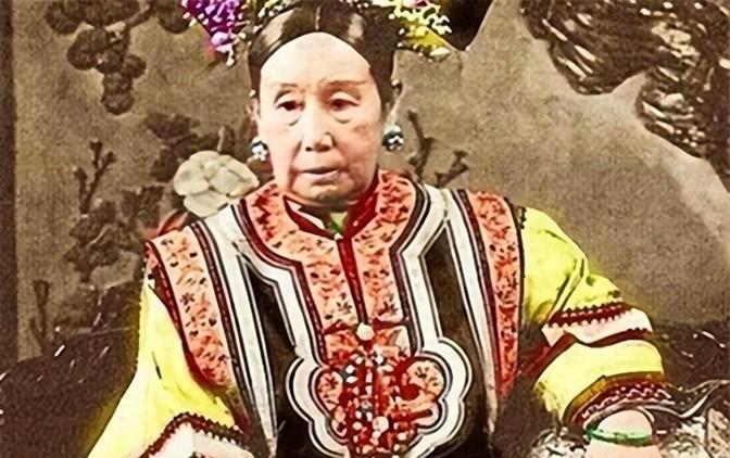 1853年，慈禧父亲去世，16岁的她扶柩回乡，遇冷眼无数。岂料，路过清河县，知县