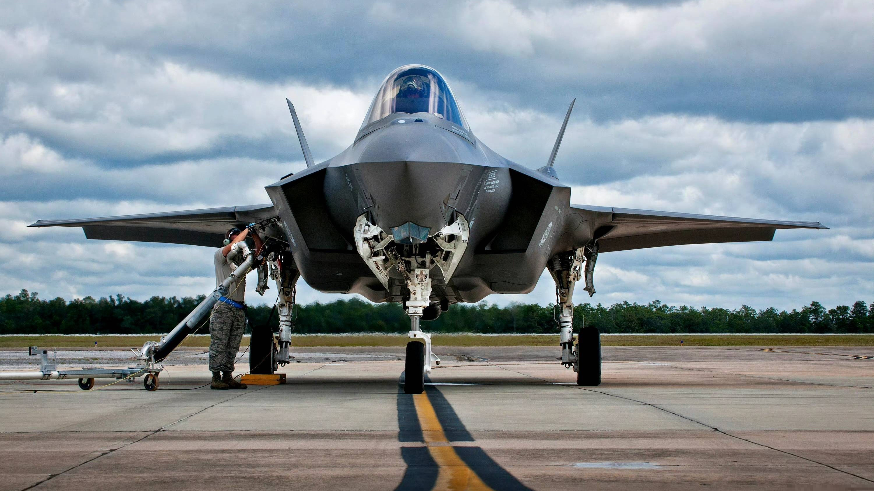 歼20S指挥中枢升空，歼-35A挑战闪电霸权，美媒疾呼F-35神话不再