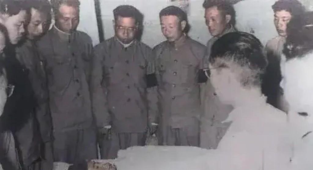 1952年，朝鲜，67军军长李湘牺牲后的老照片，镜头中战友们臂挽黑纱，肃立在他的