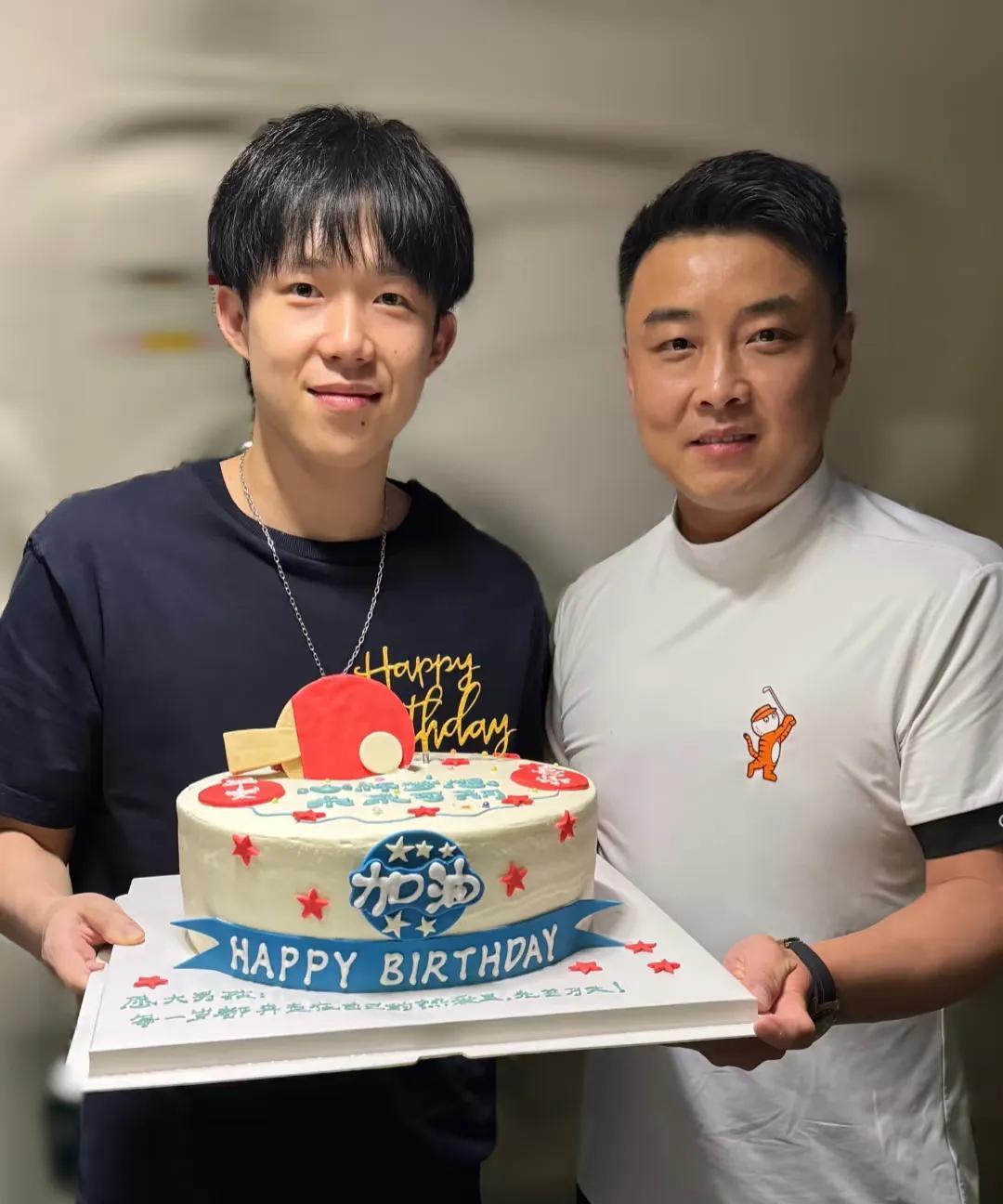 王楚钦25岁生日蛋糕很有特点，送蛋糕的人好有心。
蛋糕上面插有一副乒乓球和他热爱