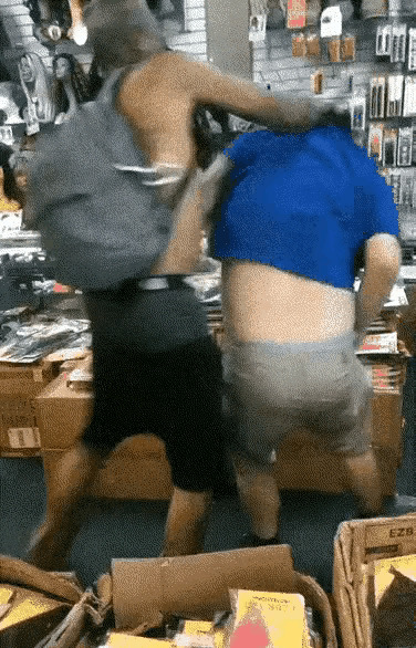 美国华人店主遭袭用枪自卫











美国一华人小超市发生了惊险一幕。