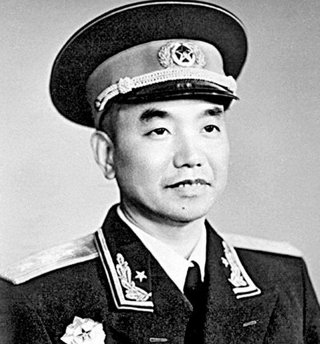 1931年，师长萧克在看到一位俘虏后大惊失色，急忙对看守说“他已经被俘虏了，可以