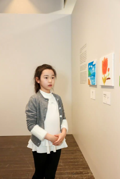 有时候挺羡慕她可以在内娱随便追星，下次参加活动能不能把我带上