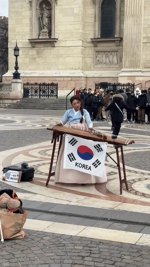 音乐不分国界？我看未必！！古筝不是中国的吗？？你一个韩国人在匈牙利街头表演弹古筝